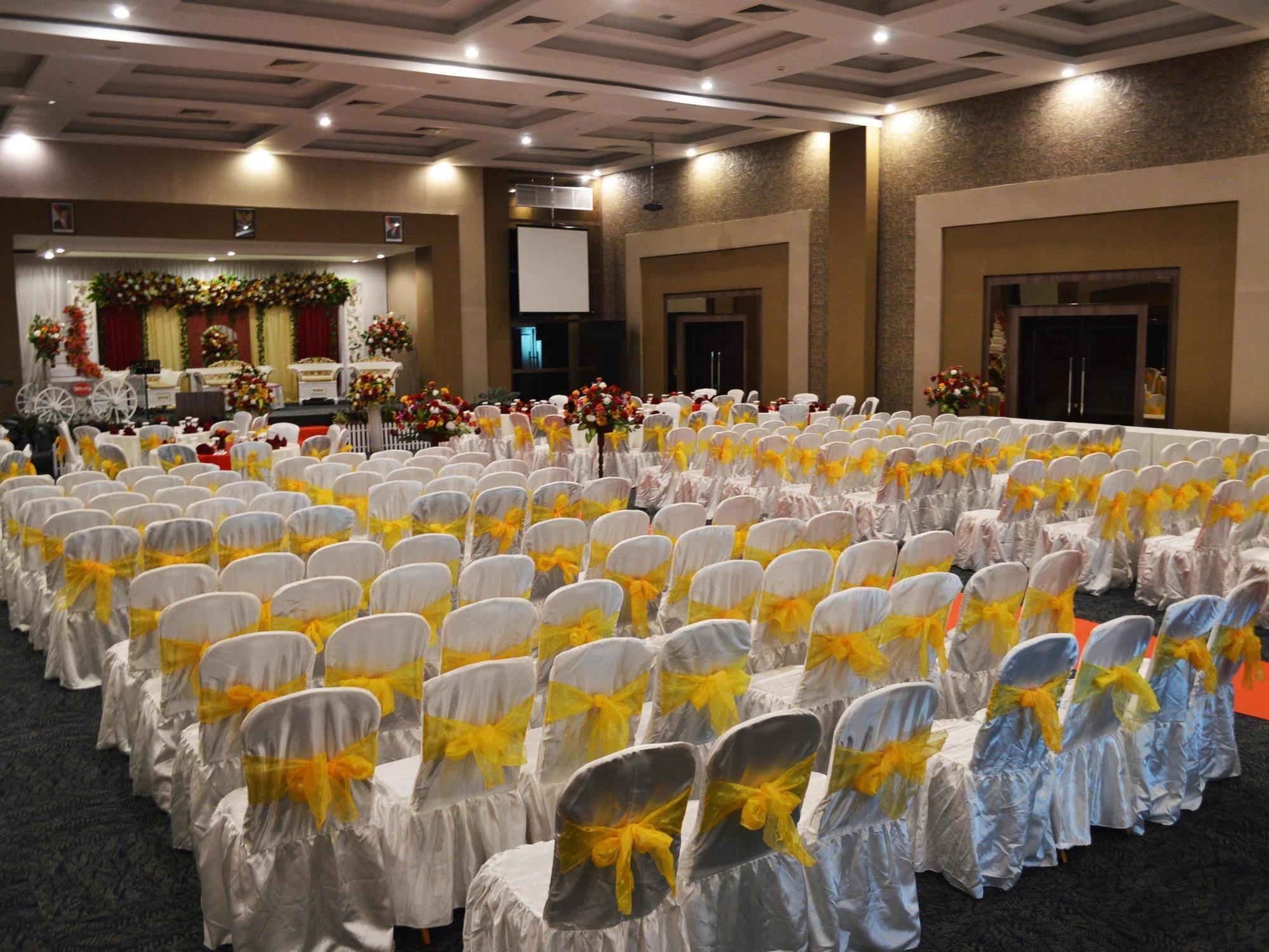 Horison Hotel Pematang Siantar Экстерьер фото